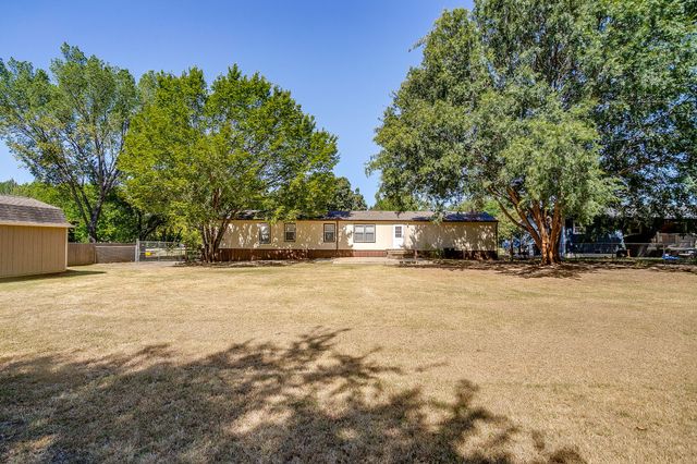 557 Surrey Lane, Burleson, TX 76028
