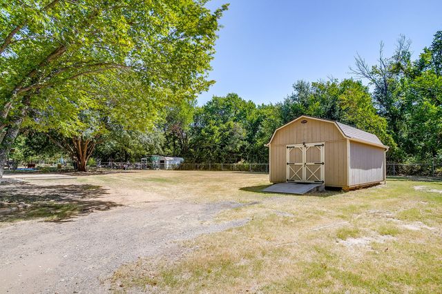 557 Surrey Lane, Burleson, TX 76028
