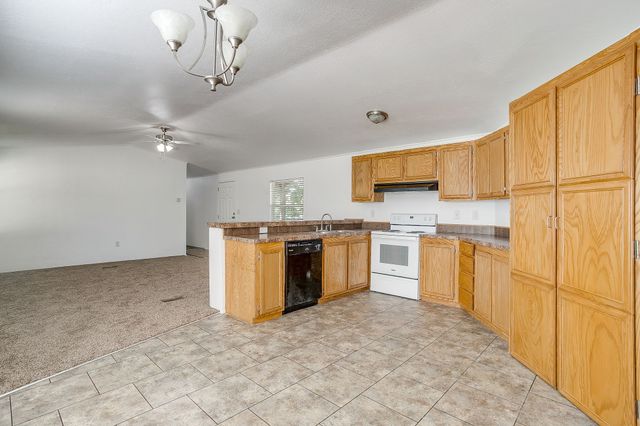 557 Surrey Lane, Burleson, TX 76028