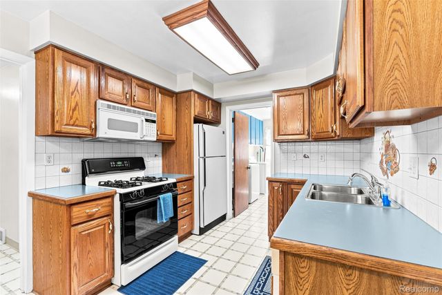 2175 Cashin Street, Burton, MI 48509