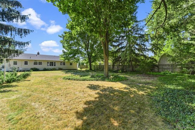 2175 Cashin Street, Burton, MI 48509