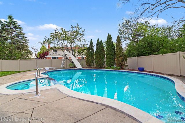 610 Thurber Drive, Troy, MI 48085