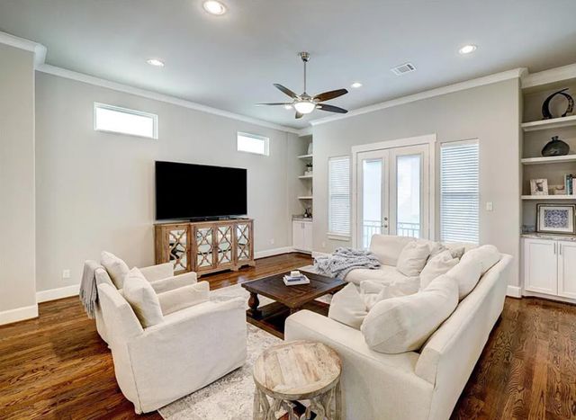 870 Wakefield Drive B, Houston, TX 77018