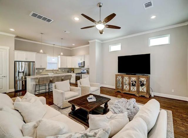 870 Wakefield Drive B, Houston, TX 77018