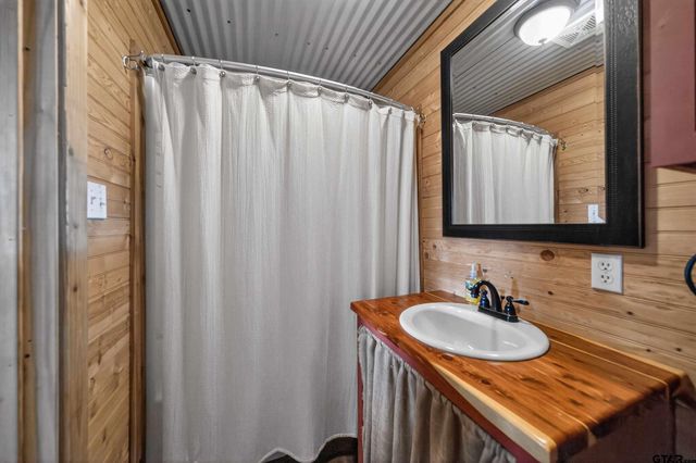 22168 Sportsman's Dr, Chandler, TX 75758