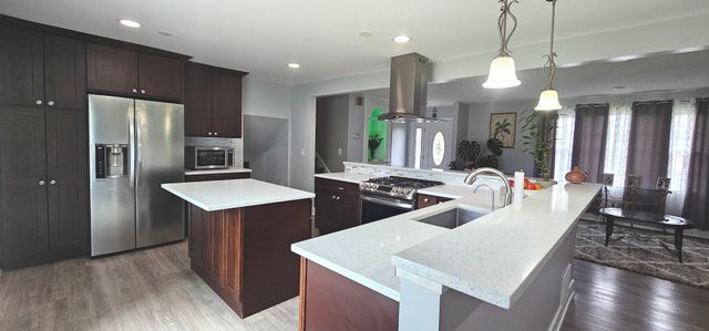 17W335 Forestview Drive, Bensenville, IL 60106