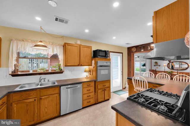77 SCHOONER AVE, Barnegat, NJ 08005