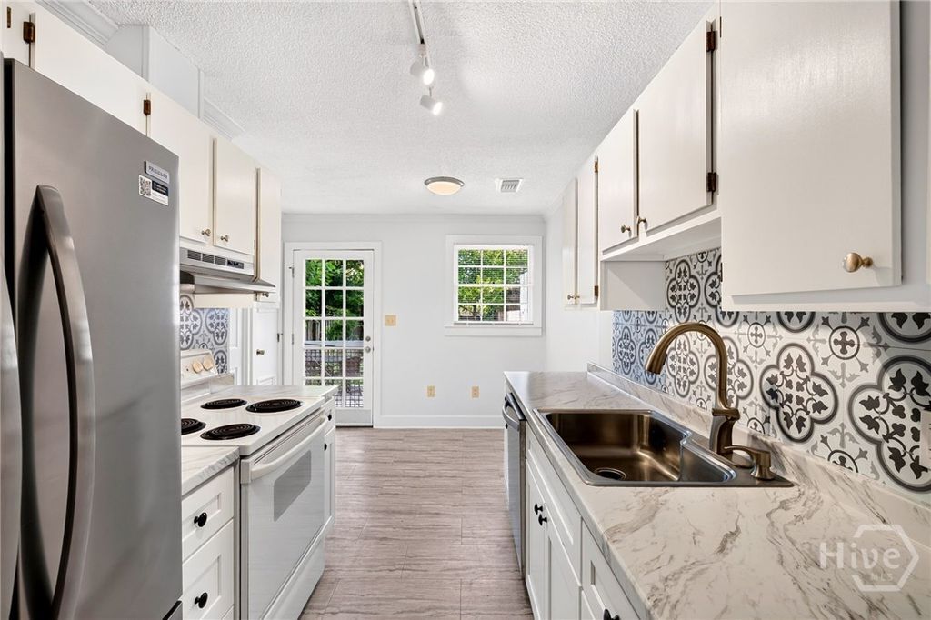 Image 8 of property listing at 513 E Gordon Street, Savannah, GA 31401