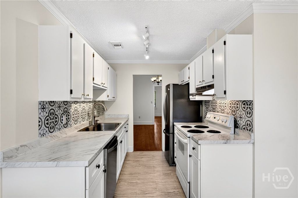 Image 9 of property listing at 513 E Gordon Street, Savannah, GA 31401
