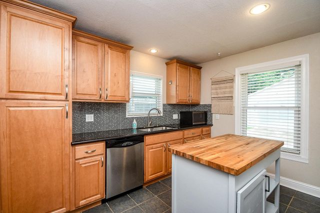 1070 W 43rd Street, Houston, TX 77018