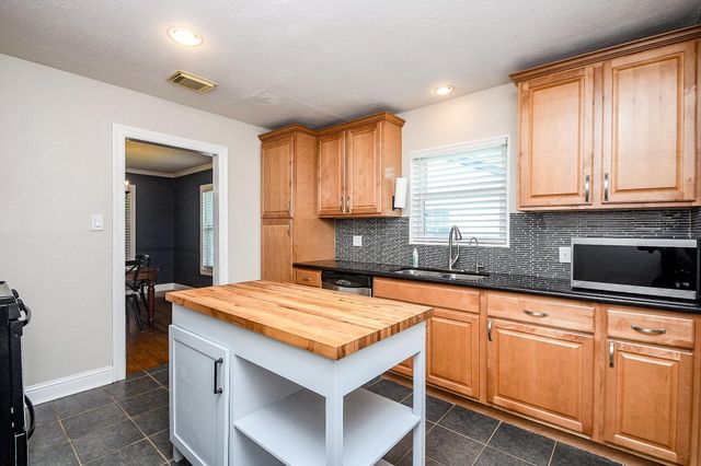 1070 W 43rd Street, Houston, TX 77018