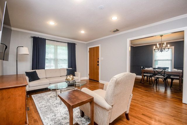 1070 W 43rd Street, Houston, TX 77018