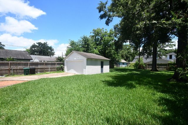 1070 W 43rd Street, Houston, TX 77018