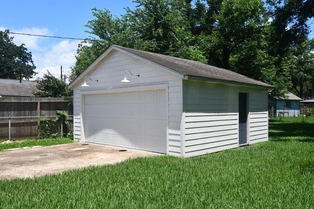 1070 W 43rd Street, Houston, TX 77018