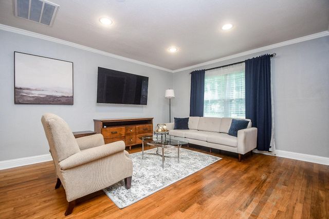 1070 W 43rd Street, Houston, TX 77018