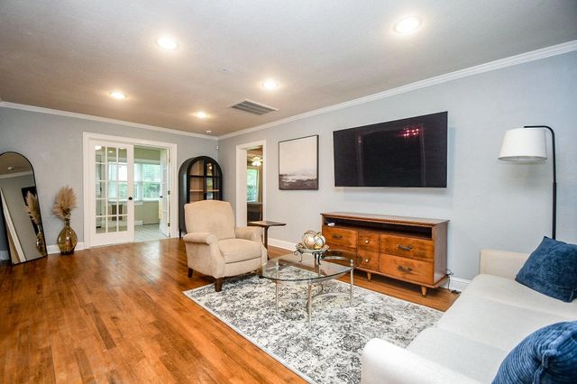 1070 W 43rd Street, Houston, TX 77018