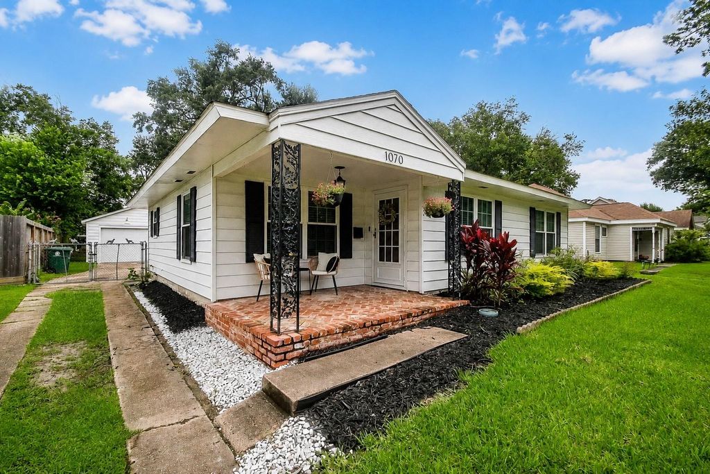 1070 W 43rd Street, Houston, TX 77018