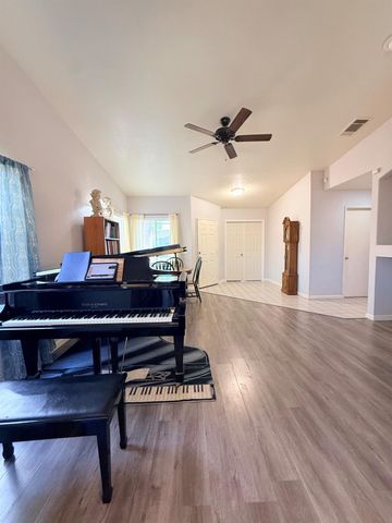 4929 miramare, Stockton, CA 95206