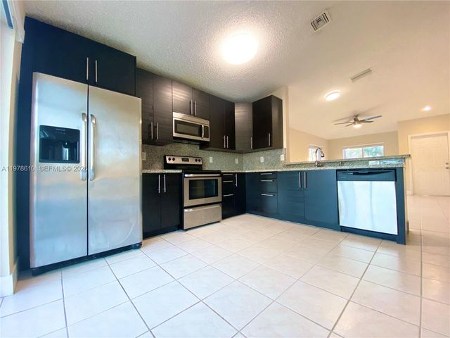 611 NW 208th Cir 611, Pembroke Pines, FL 33029