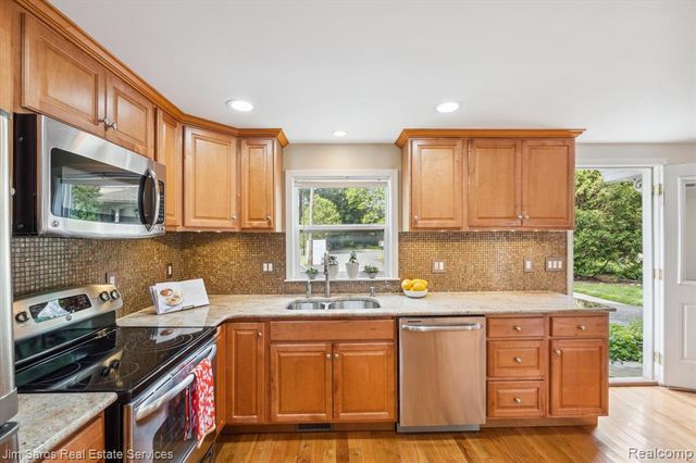 84 Vernier Road, Grosse Pointe Shores, MI 48236