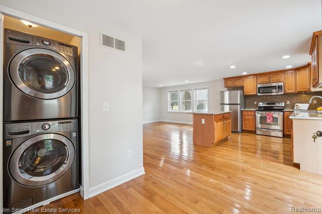 84 Vernier Road, Grosse Pointe Shores, MI 48236