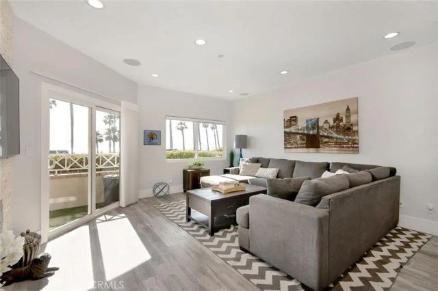 900 Pacific Coast, Huntington Beach, CA 92648
