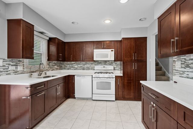 2214 Hamilton Lane, Darien, IL 60561