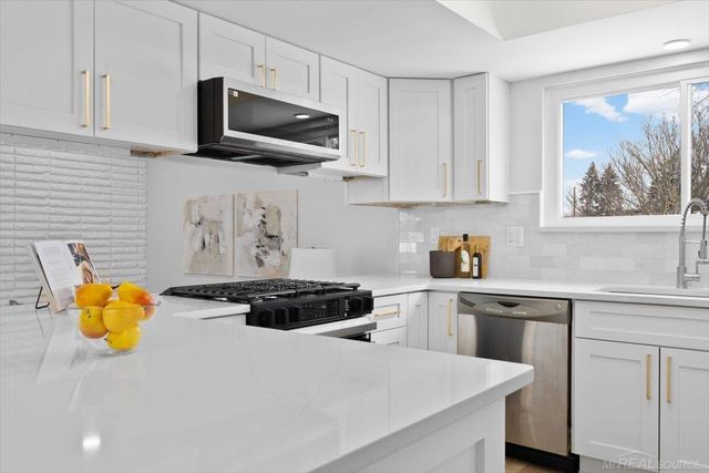 35251 Moravian Drive, Sterling Heights, MI 48312