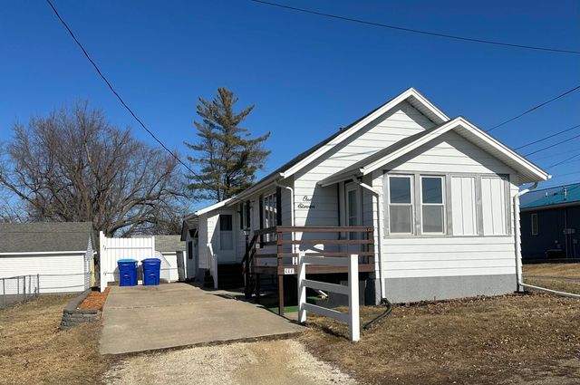 111 8th St SE, Oelwein, IA 50662