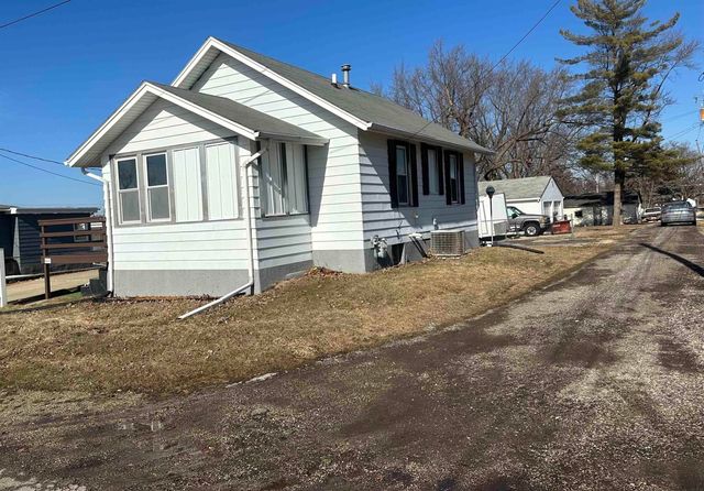 111 8th St SE, Oelwein, IA 50662