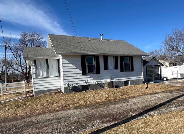 111 8th St SE, Oelwein, IA 50662