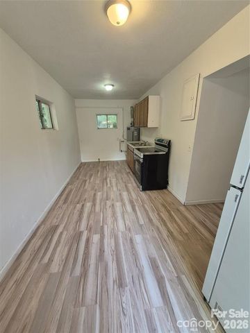1745 Meadowbrook Terrace, Hendersonville, NC 28792