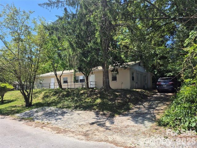 1745 Meadowbrook Terrace, Hendersonville, NC 28792
