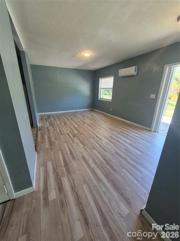 1745 Meadowbrook Terrace, Hendersonville, NC 28792