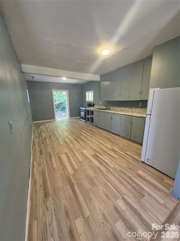 1745 Meadowbrook Terrace, Hendersonville, NC 28792