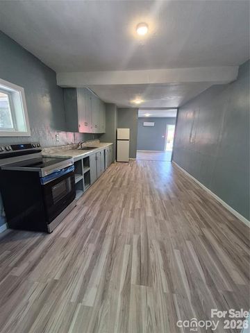 1745 Meadowbrook Terrace, Hendersonville, NC 28792
