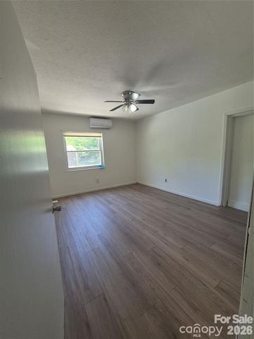1745 Meadowbrook Terrace, Hendersonville, NC 28792