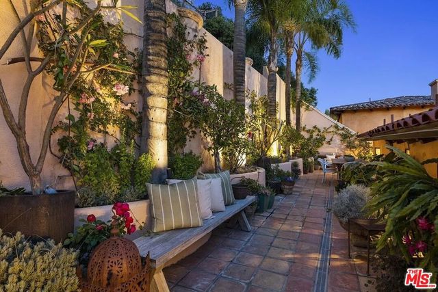 6383 Quebec Drive, Los Angeles, CA 90068