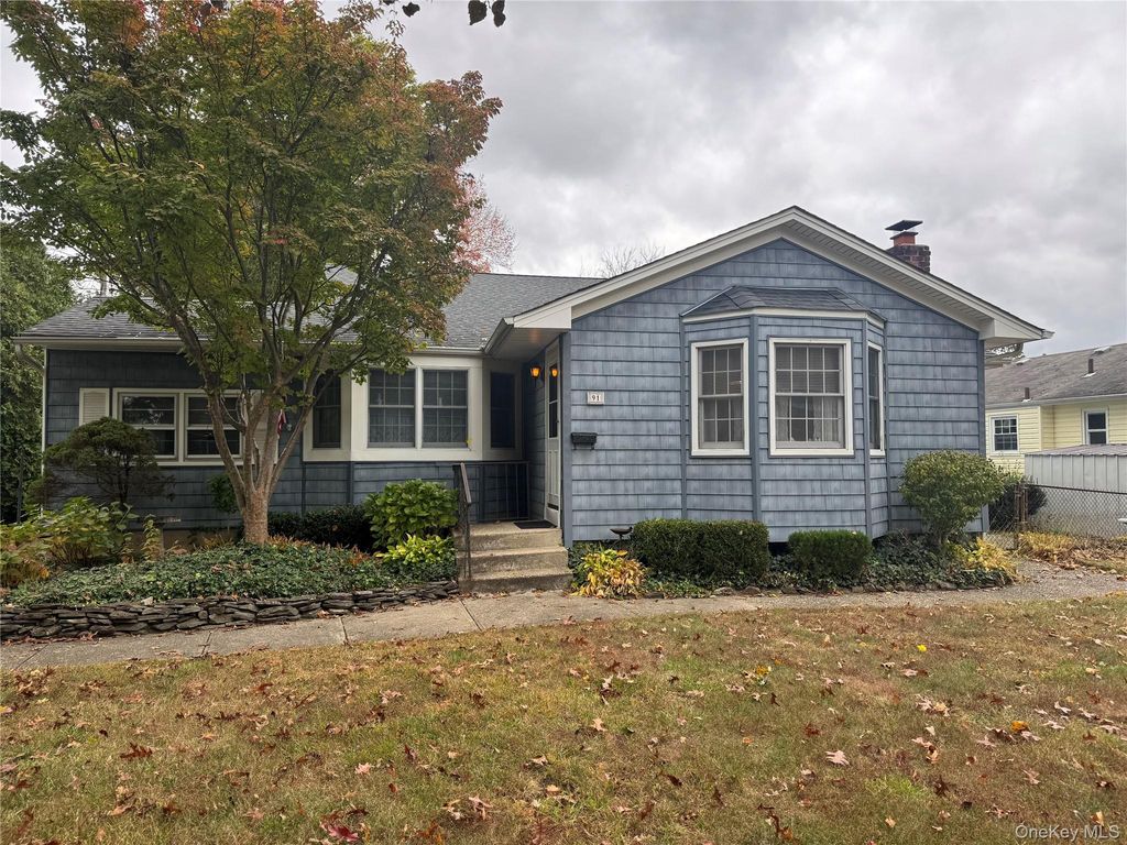 91 8th Ave, Kings Park, NY 11754