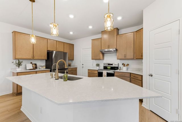 106 E Low Cascade Dr, Boerne, TX 78006