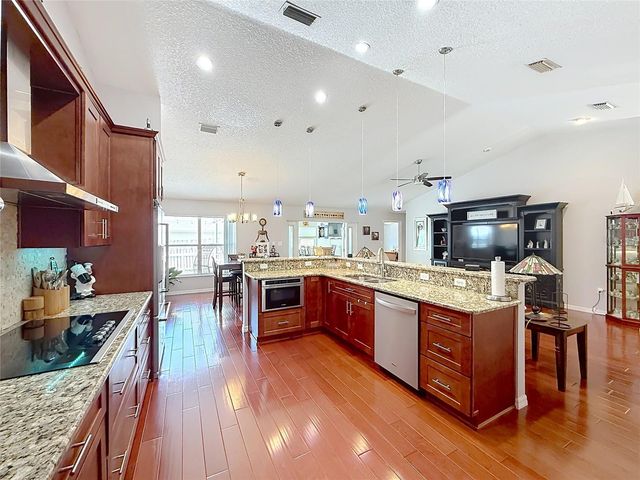 1050 FAHNSTOCK STREET, Eustis, FL 32726