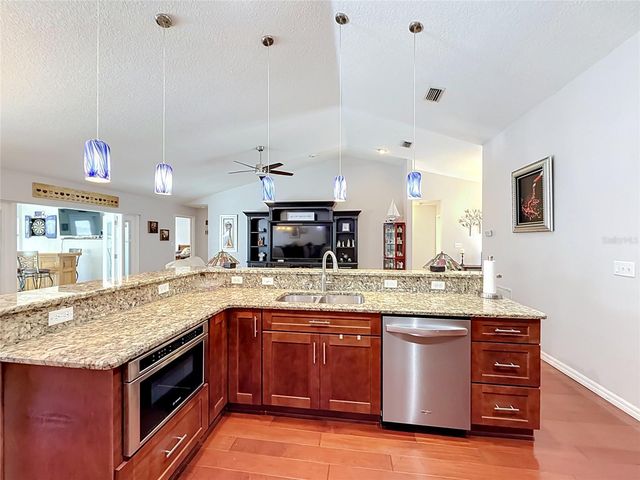 1050 FAHNSTOCK STREET, Eustis, FL 32726