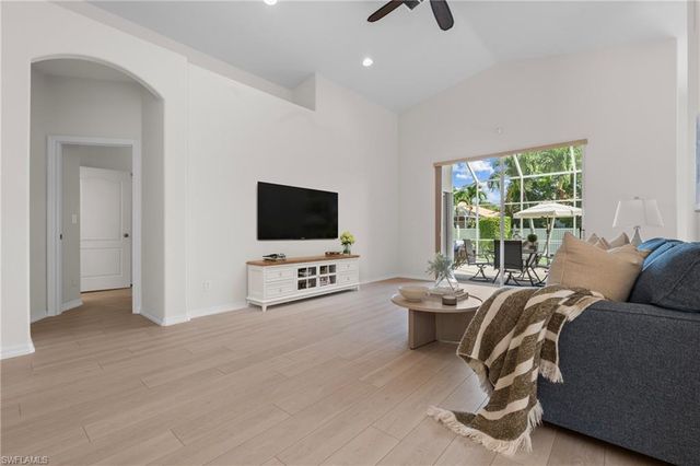 96 Glen Eagle CIR, Naples, FL 34104
