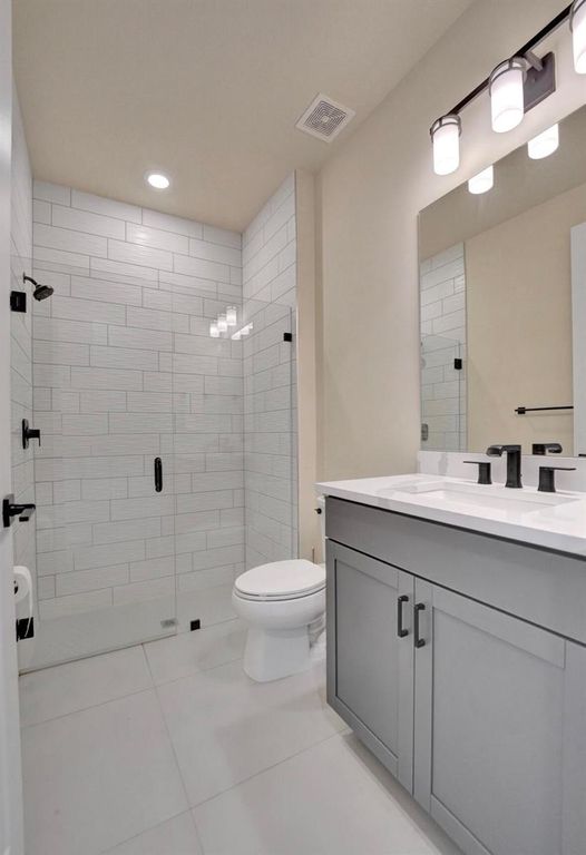 Image 9 of property listing at 4519 SILVERWOOD Lane N, Oakland Park, FL 33309