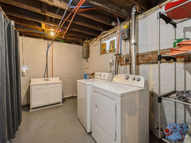 410 1st Street S, Newton, IA 50208