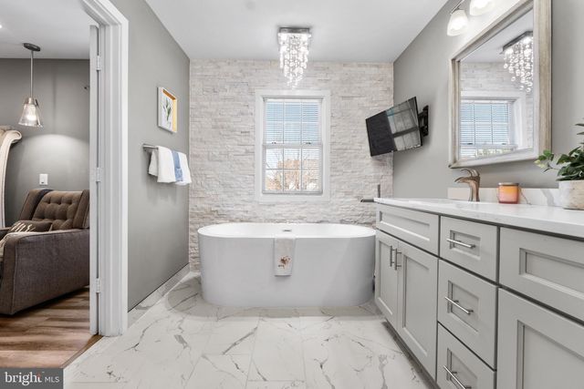 1735 CANAL RUN DR, Point Of Rocks, MD 21777