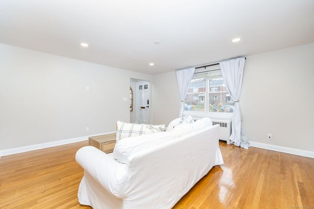 43 Arnold Way 43, West Hartford, CT 06119