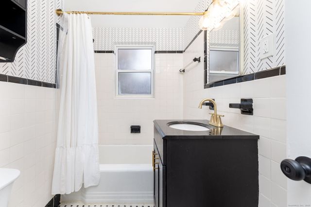 43 Arnold Way 43, West Hartford, CT 06119