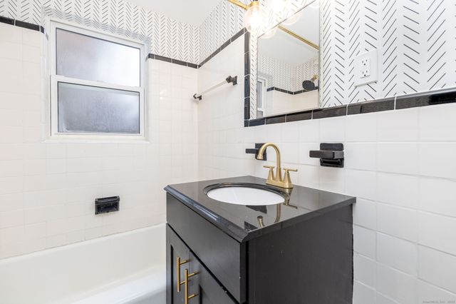 43 Arnold Way 43, West Hartford, CT 06119