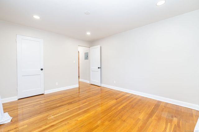 43 Arnold Way 43, West Hartford, CT 06119